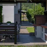 Cozy Garden Hideaway Apartment