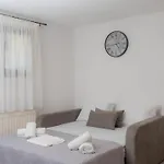 Cozy Garden Hideaway Apartment *