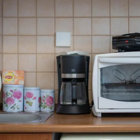 Cozy Garden Hideaway Apartment *