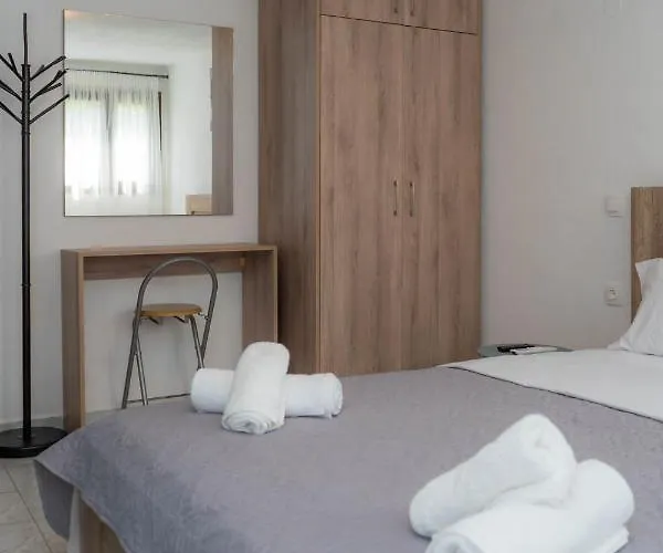 Cozy Garden Hideaway Apartment