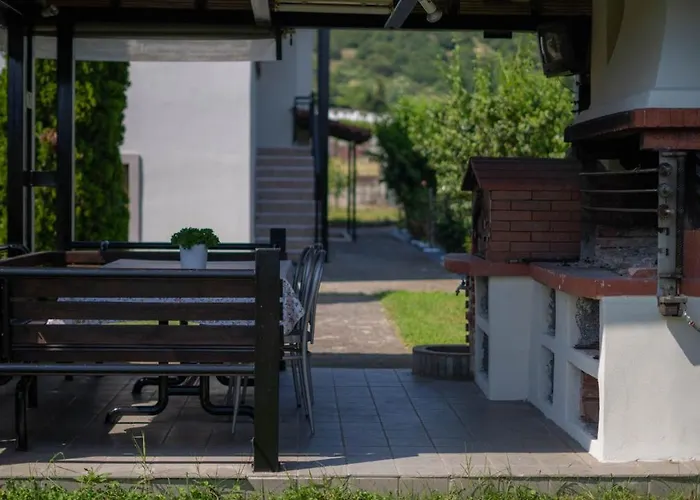 Cozy Garden Hideaway Apartment